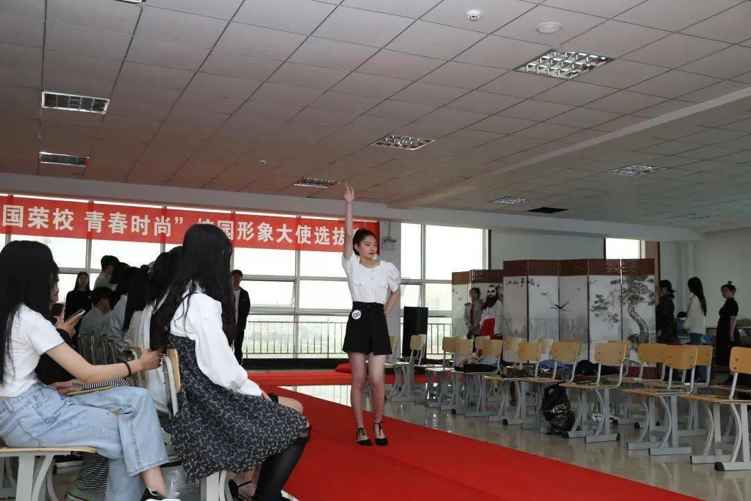 相识5年,挚友牺牲,她亲自购置墓地,11天后自杀,两人一同合葬